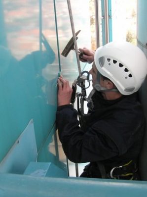 radnik namešta limeni panel